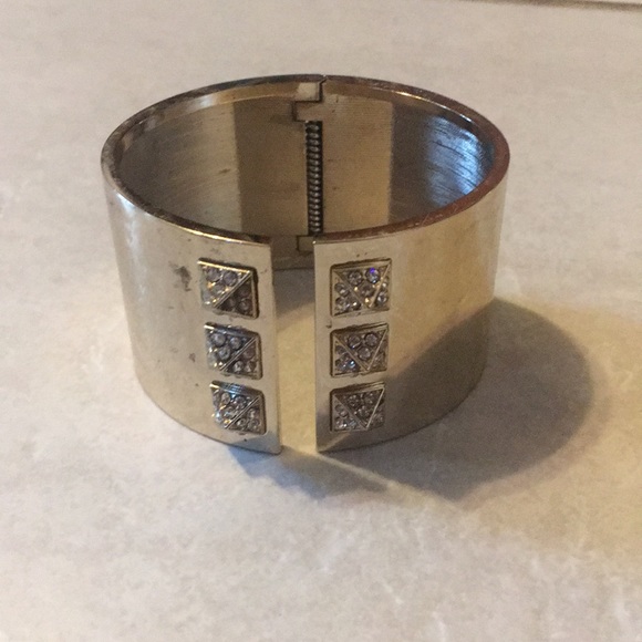 VS GOLD CUFF BRACELET - Picture 3 of 8